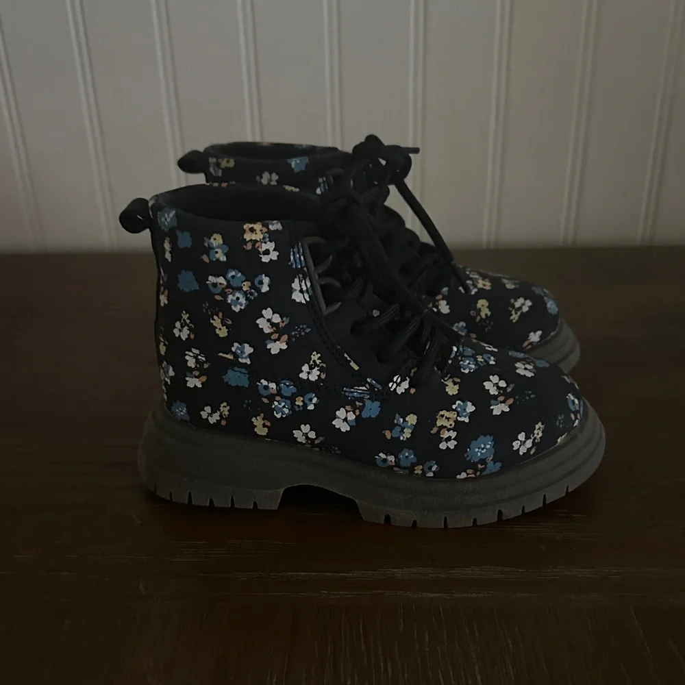 OshKosh B’gosh Floral Boots Like New sz 7 mos